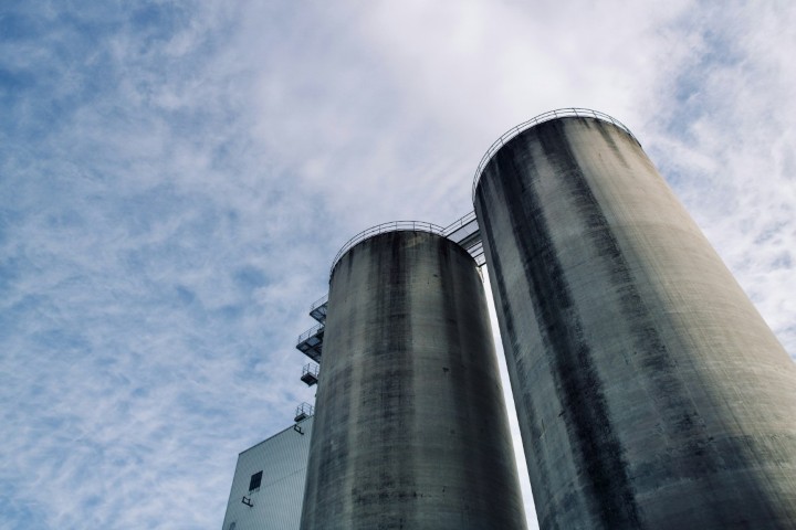Planta de fertilizantes al amanecer